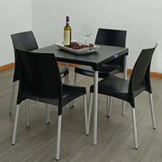 Comedor Ada Plástico 4 Sillas en Color Negro con Patas de Metal Reyplast yapcr.com Costa Rica