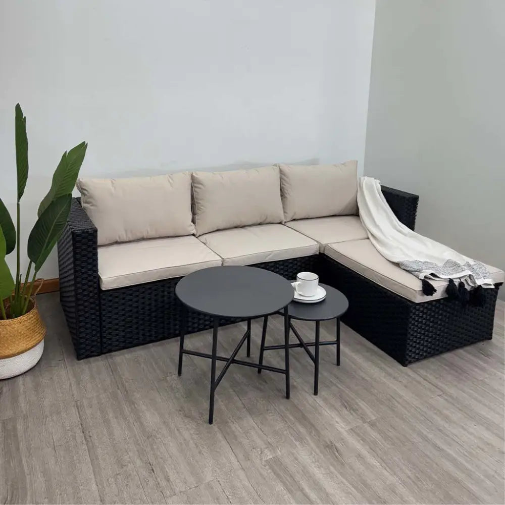 Sofá Seccional en L de Ratán Sintético Negro y Tela Lino Beige con Mesitas Tokoa (EX 7167) Juego Terraza
