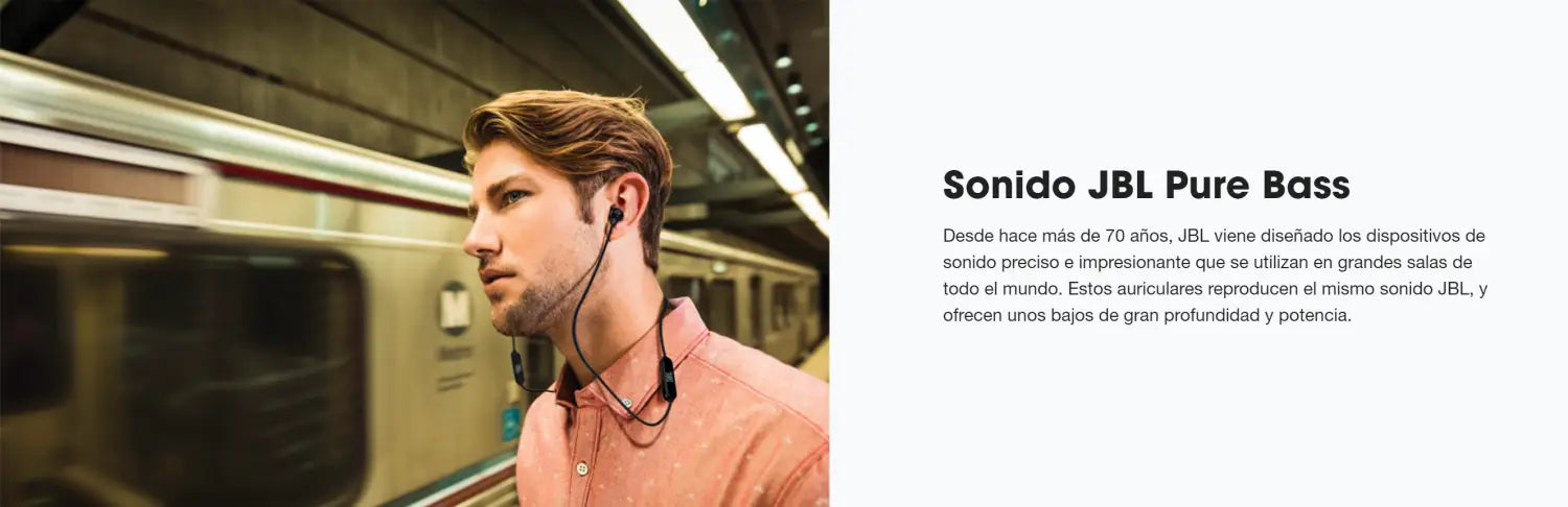 Hombre usando auriculares JBL T110BT Negros para una experiencia de sonido inigualable.