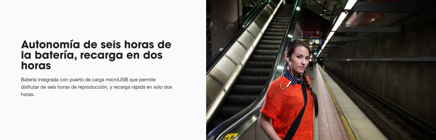Mujer en plataforma de metro usando Auriculares JBL T110BT Negros, modelo JBLT110BTBLKAM.