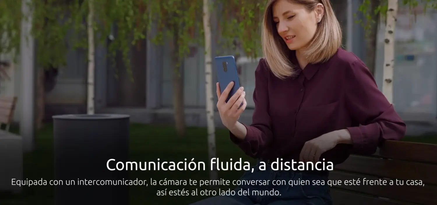 Mujer usando smartphone para controlar Cámara de Seguridad Inteligente Nexxt Solutions.