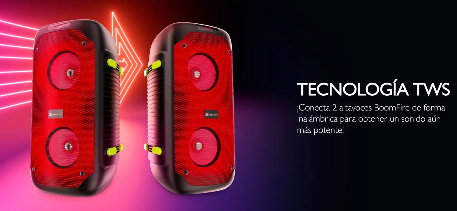 Par de parlantes Klip Xtreme BoomFire con luces LED encendidas en rojo y negro.