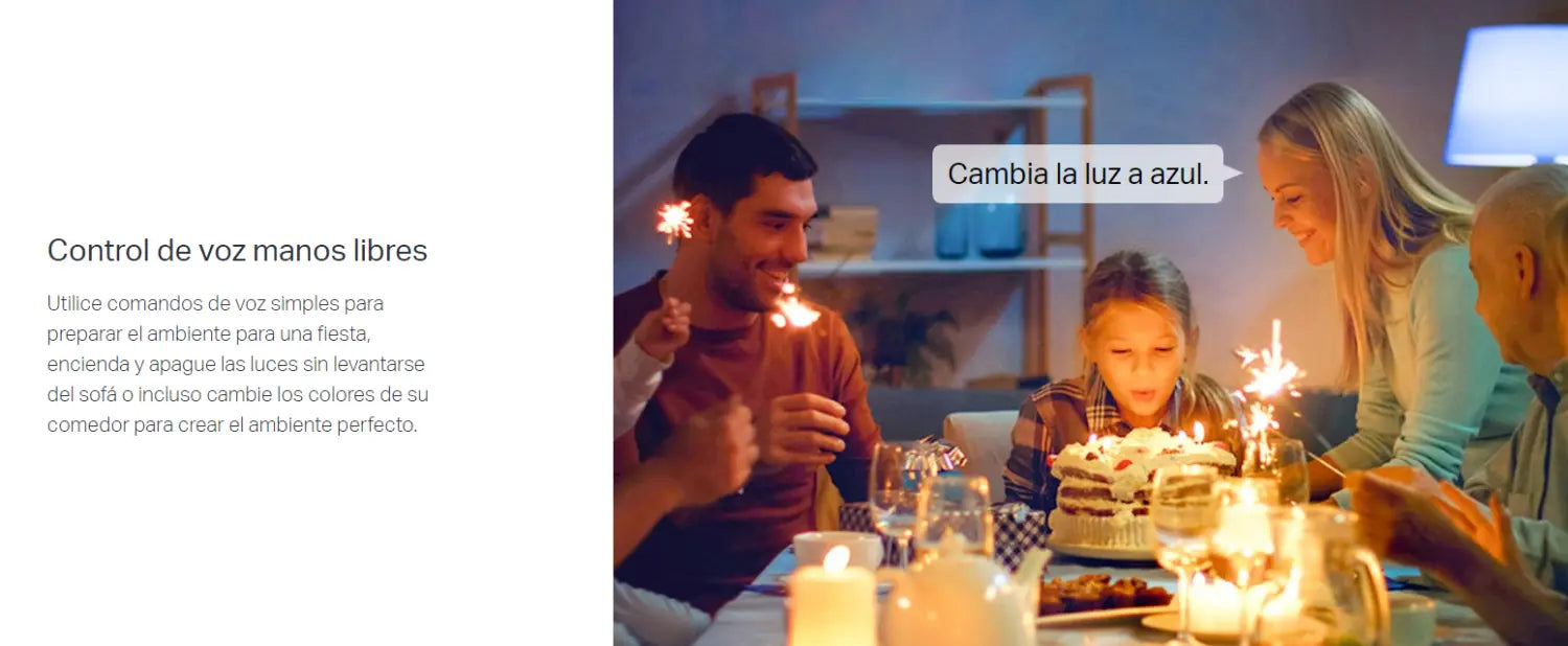 Familia celebrando con pastel y bengalas, usando Bombilla Multicolor en cualquier lugar.