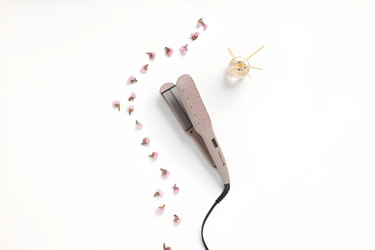 Plancha alisadora beige Wet2Straight Remington para cabello wet2straight y liso.