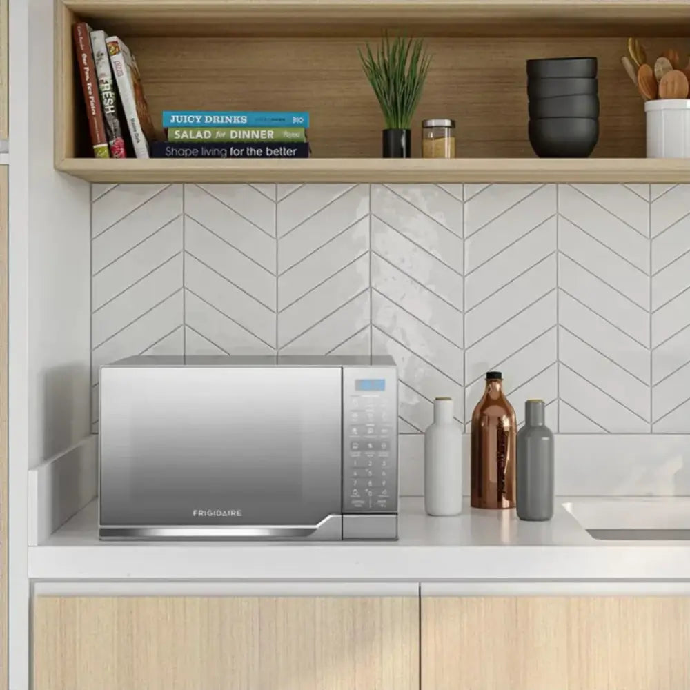 Horno Microondas 0.9 Pies Cúbicos 900W Frigidaire (FMDO25S3GSPG)