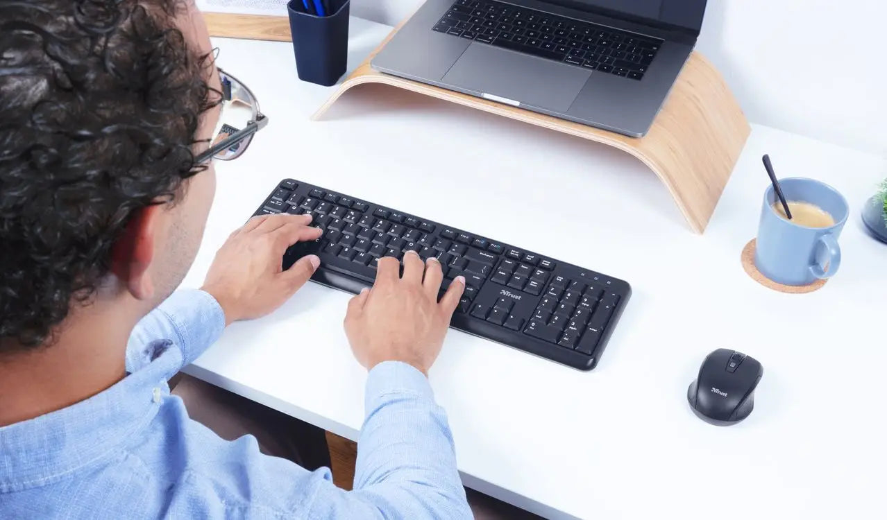 Teclado inalámbrico silencioso Trust Ody Negro con mouse a juego.