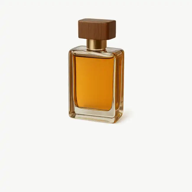Una botella rectangular de vidrio con perfume de color ámbar y una tapa de madera rectangular.