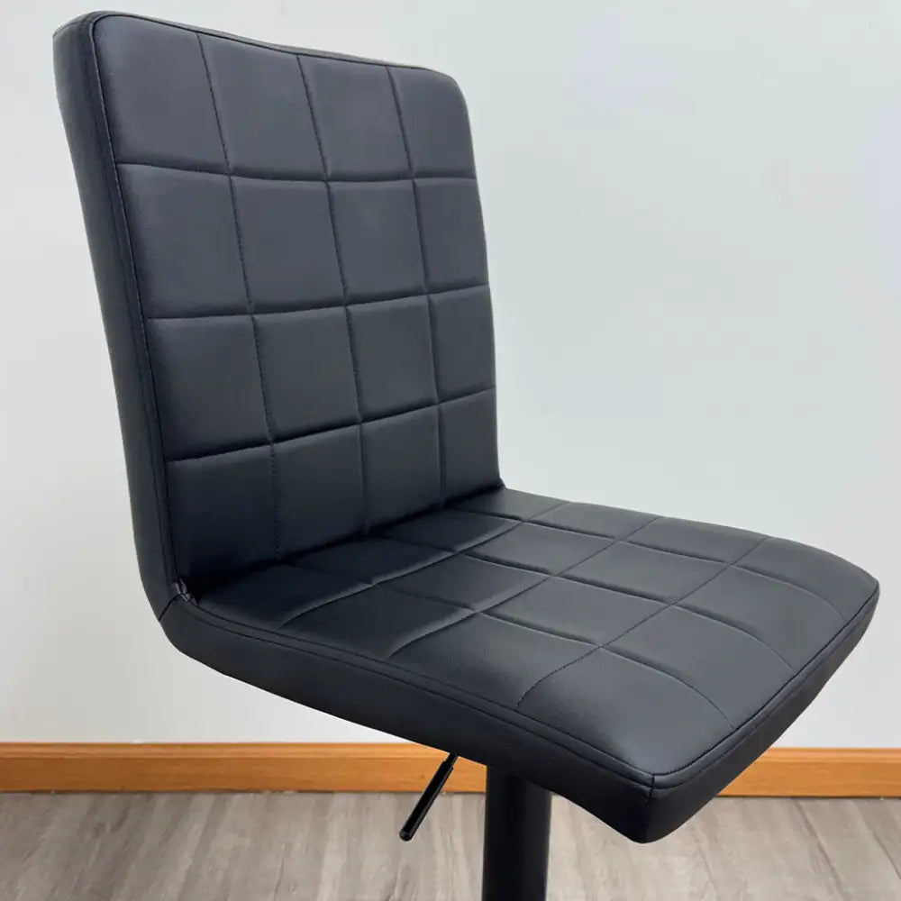 Silla de Bar con Asiento y Respaldo Acolchado en Color Negro Tokoa (AC-685) - Bancos