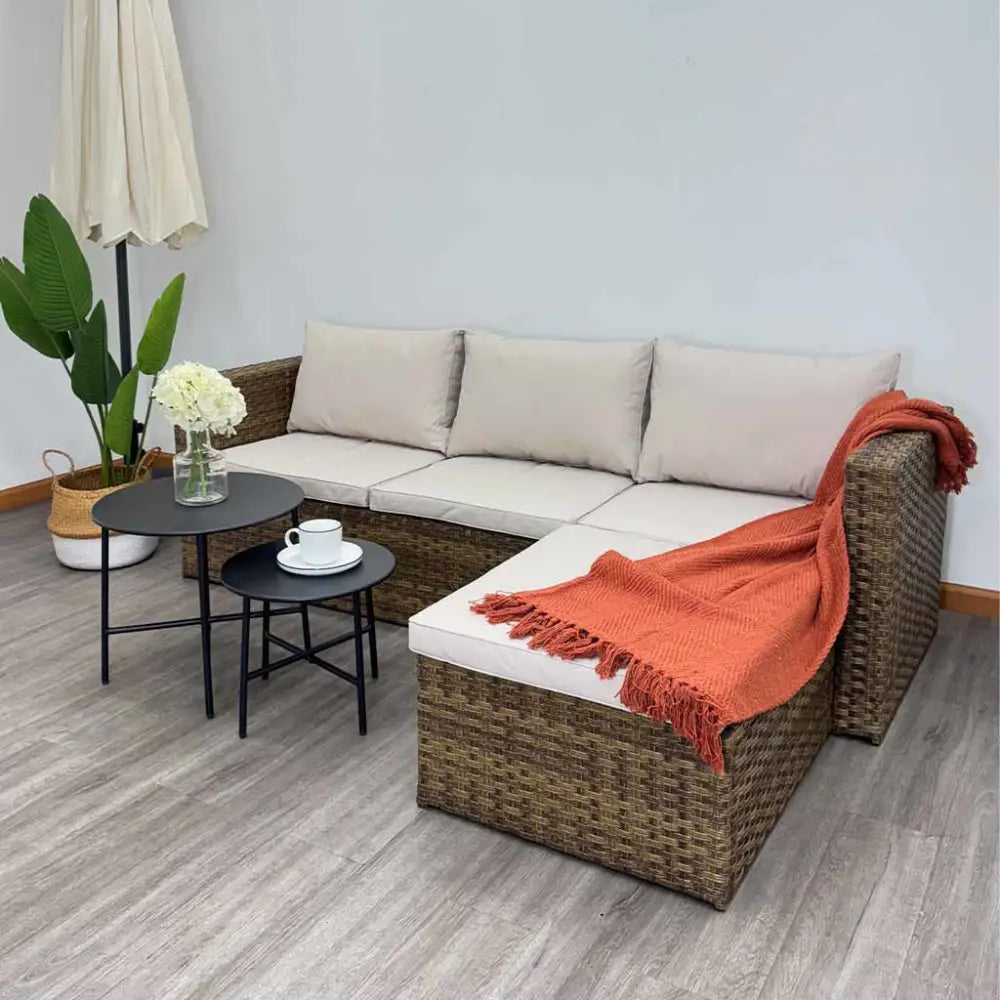 Sofá Seccional en L de Ratán Sintético Café Claro y Tela Lino Beige con Mesitas Tokoa (EX 7166) Juego Terraza