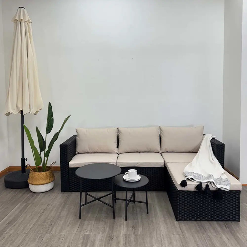 Sofá Seccional en L de Ratán Sintético Negro y Tela Lino Beige con Mesitas Tokoa (EX 7167) Juego Terraza