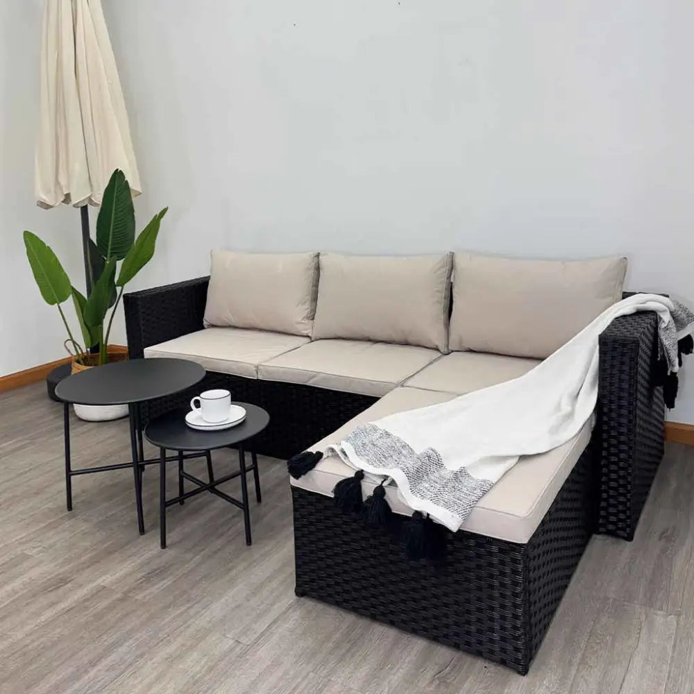 Sofá Seccional en L de Ratán Sintético Negro y Tela Lino Beige con Mesitas Tokoa (EX 7167) Juego Terraza