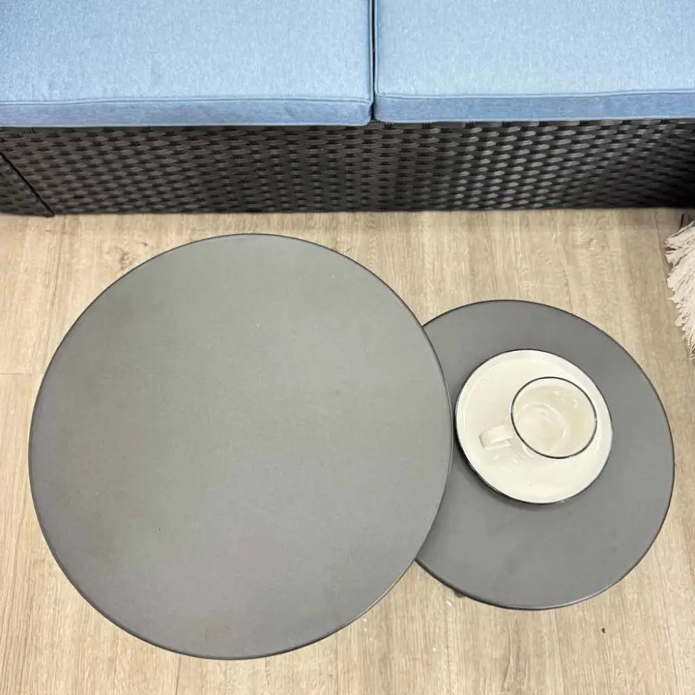 Sofá Seccional en L de Ratán Sintético Negro y Tela Lino Gris con Mesitas Tokoa (EX 7168) Juego Terraza