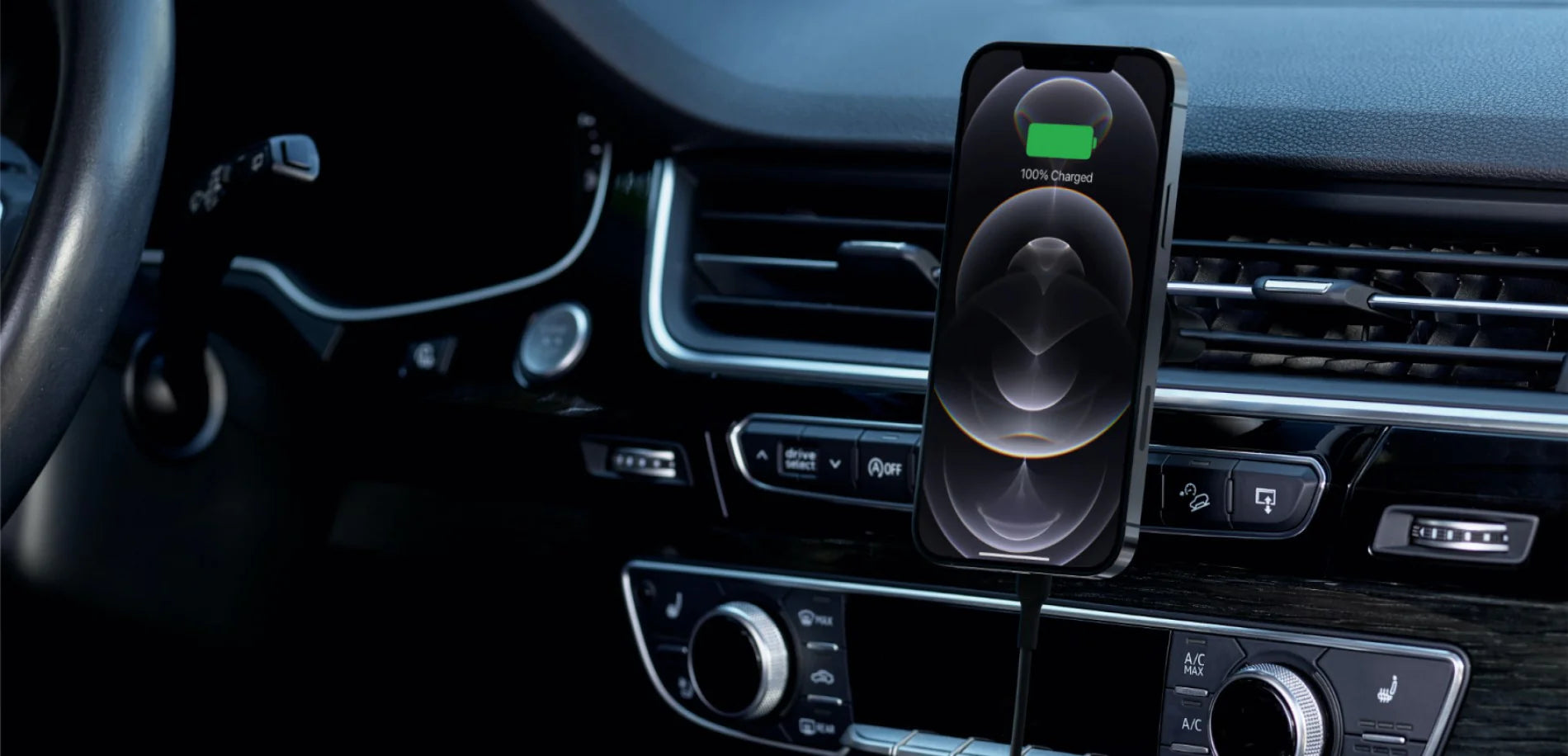 Cargador Inalámbrico Magnético para Carro 10W Belkin cargando Pro Max iPhone en coche.